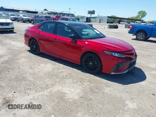 2022 Toyota Camry Hybrid XSE z VIN 4T1K31AK6NU037488, wystawiony jako IAAI lot #42090482 z przebiegiem 53 505 mil mil oraz . Historia ofert i sprzedaży dostępna na DreamBid. Obrazek 1.