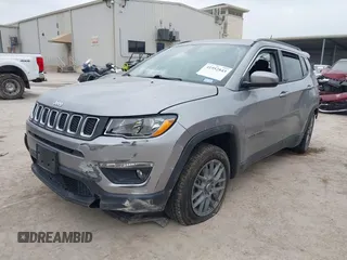 2019 Jeep Compass Altitude z VIN 3C4NJCBB3KT726640, wystawiony jako IAAI lot #41952843 z przebiegiem 51 844 mil mil oraz . Historia ofert i sprzedaży dostępna na DreamBid. Obrazek 2.