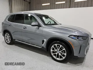 2024 BMW X5 sDrive40i z VIN 5UX13EU07R9U53817, wystawiony jako Copart lot #55535065 z przebiegiem 30 806 mil mil oraz Czysty tytuł • Clean title. Historia ofert i sprzedaży dostępna na DreamBid. Obrazek 4.