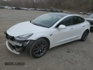 2020 Tesla Model 3 Standard Range Plus z VIN 5YJ3E1EA2LF645406, wystawiony jako Copart lot #52493395 z przebiegiem 102 126 mil mil oraz Szkoda całkowita • Salvage title. Historia ofert i sprzedaży dostępna na DreamBid. Obrazek 1.
