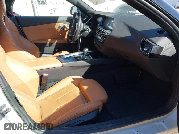 2020 BMW Z4 sDrive30i z VIN WBAHF3C09LWW54993, wystawiony jako IAAI lot #41757841 z przebiegiem Nie podano mil oraz . Historia ofert i sprzedaży dostępna na DreamBid. Obrazek 5.
