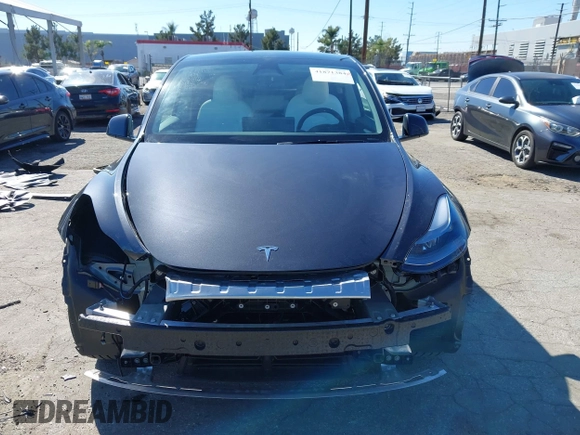2025 Tesla Model Y Long Range z VIN 7SAYGDED0SF314885, wystawiony jako IAAI lot #41871384 z przebiegiem 1 795 mil mil oraz . Historia ofert i sprzedaży dostępna na DreamBid. Obrazek 13.
