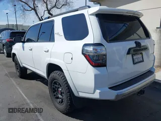 2018 Toyota 4Runner SR5 with VIN JTEBU5JR8J5543622, listed as a IAAI auction lot 41770031 with 101,272 mi miles. Bid and sale history available at carsss.com. Image 3.
