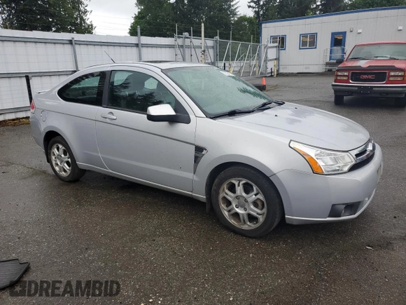 2008 Ford Focus SE z VIN 1FAHP33NX8W147139, wystawiony jako Copart lot #57520415 z przebiegiem 151 852 mil mil oraz Szkoda całkowita • Salvage title. Historia ofert i sprzedaży dostępna na DreamBid. Obrazek 4.