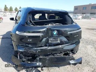 2024 BMW iX xDrive50 z VIN WB523CF08RCP18427, wystawiony jako IAAI lot #42001711 z przebiegiem 15 744 mil mil oraz . Historia ofert i sprzedaży dostępna na DreamBid. Obrazek 16.