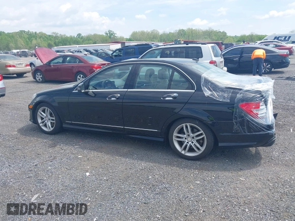 2013 Mercedes-Benz C 300 Sport z VIN WDDGF8ABXDR289715, wystawiony jako IAAI lot #42178866 z przebiegiem 67 658 mil mil oraz . Historia ofert i sprzedaży dostępna na DreamBid. Obrazek 14.