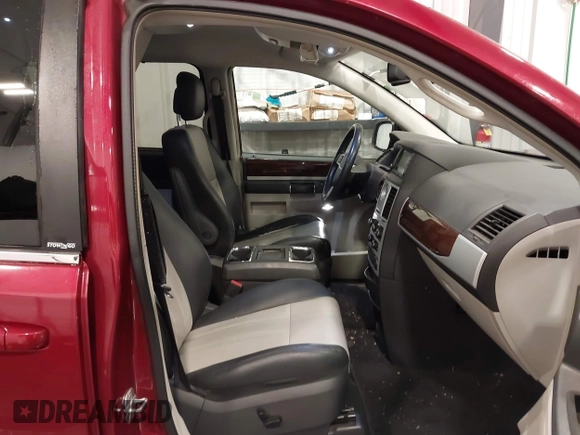 2010 Chrysler Town & Country Touring Plus z VIN 2A4RR8DX7AR480395, wystawiony jako IAAI lot #42171948 z przebiegiem 113 740 mil mil oraz . Historia ofert i sprzedaży dostępna na DreamBid. Obrazek 5.