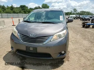 2013 Toyota Sienna XLE AAS z VIN 5TDYK3DC7DS405214, wystawiony jako Copart lot #62500205 z przebiegiem 182 468 mil mil oraz Szkoda całkowita • Salvage title. Historia ofert i sprzedaży dostępna na DreamBid. Obrazek 14.