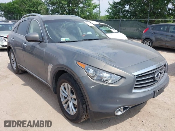 2015 Infiniti QX70 z VIN JN8CS1MU7FM380583, wystawiony jako IAAI lot #41937766 z przebiegiem 144 618 mil mil oraz . Historia ofert i sprzedaży dostępna na DreamBid. Obrazek 1.