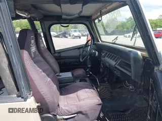 1995 Jeep Wrangler S z VIN 1J4FY19P7SP242989, wystawiony jako IAAI lot #42241996 z przebiegiem 203 520 mil mil oraz . Historia ofert i sprzedaży dostępna na DreamBid. Obrazek 5.