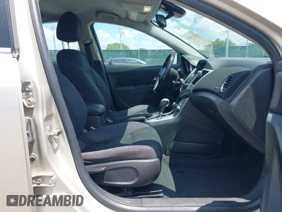 2014 Chevrolet Cruze 1LT z VIN 1G1PC5SB3E7267089, wystawiony jako IAAI lot #42723689 z przebiegiem 113 529 mil mil oraz . Historia ofert i sprzedaży dostępna na DreamBid. Obrazek 5.