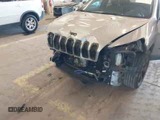 2018 Jeep Cherokee Latitude z VIN 1C4PJLCB3JD542813, wystawiony jako IAAI lot #42017804 z przebiegiem 106 825 mil mil oraz . Historia ofert i sprzedaży dostępna na DreamBid. Obrazek 6.