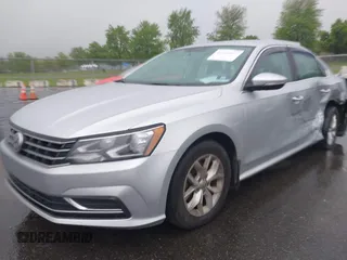 2017 Volkswagen Passat S z VIN 1VWAT7A38HC064419, wystawiony jako IAAI lot #42156027 z przebiegiem 81 062 mil mil oraz . Historia ofert i sprzedaży dostępna na DreamBid. Obrazek 2.