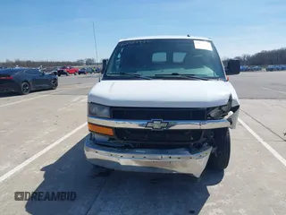 2015 Chevrolet Express Passenger LT z VIN 1GAZG1FGXF1186123, wystawiony jako IAAI lot #42023980 z przebiegiem 74 532 mil mil oraz . Historia ofert i sprzedaży dostępna na DreamBid. Obrazek 13.