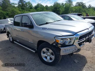 2020 Ram 1500 Big Horn z VIN 1C6SRFFTXLN101550, wystawiony jako IAAI lot #42275672 z przebiegiem 40 154 mil mil oraz . Historia ofert i sprzedaży dostępna na DreamBid. Obrazek 1.