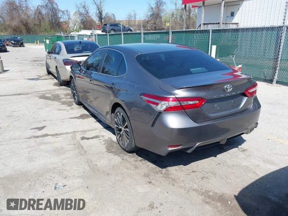 2018 Toyota Camry LE z VIN 4T1B11HK2JU113469, wystawiony jako IAAI lot #41912957 z przebiegiem 158 323 mil mil oraz . Historia ofert i sprzedaży dostępna na DreamBid. Obrazek 3.