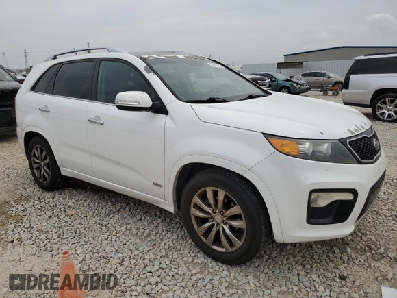 2013 Kia Sorento SX z VIN 5XYKWDA22DG321598, wystawiony jako Copart lot #50453715 z przebiegiem 123 778 mil mil oraz Czysty tytuł • Clean title. Historia ofert i sprzedaży dostępna na DreamBid. Obrazek 4.