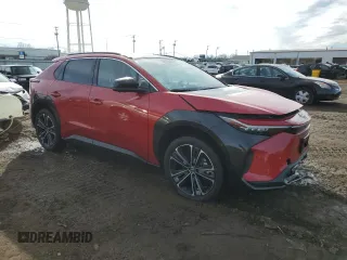 2024 Toyota bZ4X XLE z VIN JTMABACA3RA076814, wystawiony jako Copart lot #47046235 z przebiegiem 18 457 mil mil oraz Szkody całkowita. Historia ofert i sprzedaży dostępna na DreamBid. Obrazek 4.