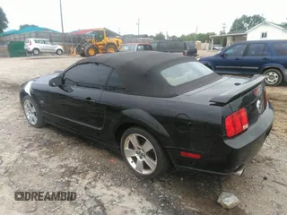 2007 Ford Mustang GT Deluxe z VIN 1ZVHT85H675258993, wystawiony jako IAAI lot #42369351 z przebiegiem 131 247 mil mil oraz . Historia ofert i sprzedaży dostępna na DreamBid. Obrazek 3.