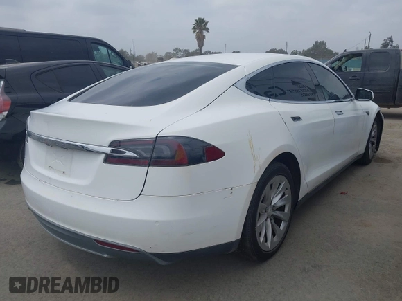 2014 Tesla Model S 60 with VIN 5YJSA1H16EFP32585, listed as a IAAI auction lot 42068925 with 119,561 mi miles and . Bid and sale history available at DreamBid. Image 4.