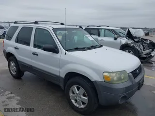 2007 Ford Escape XLT with VIN 1FMYU93147KA42293, listed as a IAAI auction lot 41586591 with 215,643 mi miles. Bid and sale history available at carsss.com. Image 1.