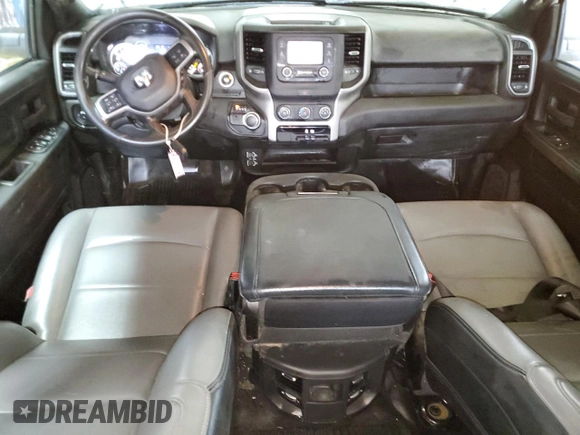 2022 Ram 2500 Tradesman z VIN 3C6UR5HJ9NG298656, wystawiony jako Copart lot #57645875 z przebiegiem 100 101 mil mil oraz Czysty tytuł • Clean title. Historia ofert i sprzedaży dostępna na DreamBid. Obrazek 8.