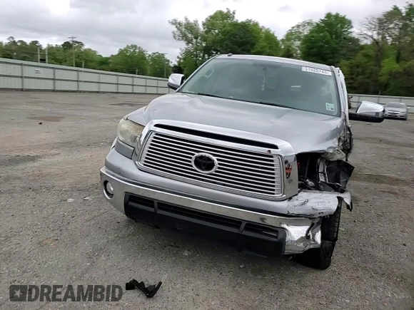 2013 Toyota Tundra Limited z VIN 5TFFY5F18DX136180, wystawiony jako Copart lot #51525745 z przebiegiem Nie podano mil oraz Szkoda całkowita • Salvage title. Historia ofert i sprzedaży dostępna na DreamBid. Obrazek 10.