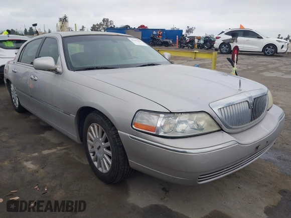 2005 Lincoln Town Car Signature Limited z VIN 1LNHM82W35Y613094, wystawiony jako IAAI lot #42191430 z przebiegiem 131 071 mil mil oraz . Historia ofert i sprzedaży dostępna na DreamBid. Obrazek 1.