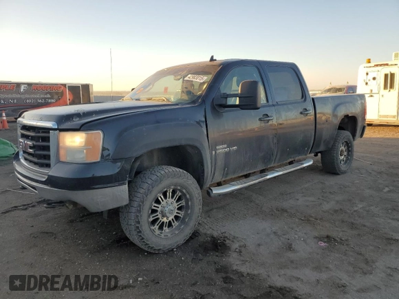 2009 GMC Sierra 2500HD SLT z VIN 1GTHK636X9F173647, wystawiony jako Copart lot #42983015 z przebiegiem 218 046 mil mil oraz Czysty tytuł • Clean title. Historia ofert i sprzedaży dostępna na DreamBid. Obrazek 1.