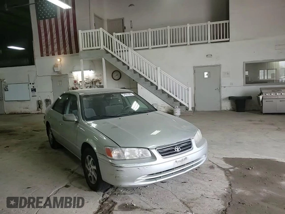 2001 Toyota Camry LE z VIN 4T1BF28K21U963819, wystawiony jako Copart lot #54551465 z przebiegiem 199 472 mil mil oraz Szkoda całkowita • Salvage title. Historia ofert i sprzedaży dostępna na DreamBid. Obrazek 13.