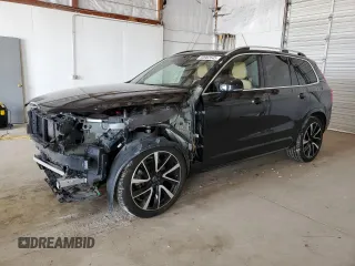 2018 Volvo XC90 Momentum z VIN YV4A22PK3J1373253, wystawiony jako Copart lot #50962645 z przebiegiem 87 761 mil mil oraz Szkody całkowita. Historia ofert i sprzedaży dostępna na DreamBid. Obrazek 1.