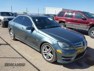 2012 Mercedes-Benz C 250 Sport z VIN WDDGF4HBXCA610244, wystawiony jako IAAI lot #41737997 z przebiegiem 132 028 mil mil oraz . Historia ofert i sprzedaży dostępna na DreamBid. Obrazek 1.