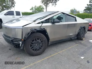 2024 Tesla Cybertruck z VIN 7G2CEHED9RA017042, wystawiony jako IAAI lot #42098366 z przebiegiem 11 652 mil mil oraz . Historia ofert i sprzedaży dostępna na DreamBid. Obrazek 2.