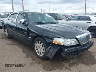2010 Lincoln Town Car Signature Limited z VIN 2LNBL8CVXAX619130, wystawiony jako IAAI lot #42230937 z przebiegiem 137 055 mil mil oraz . Historia ofert i sprzedaży dostępna na DreamBid. Obrazek 6.