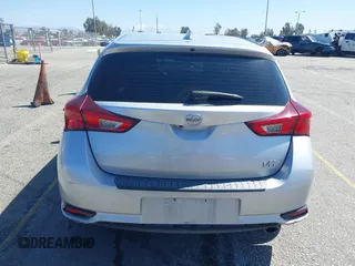 2016 Scion iM z VIN JTNKARJE3GJ519712, wystawiony jako IAAI lot #41827680 z przebiegiem 90 283 mil mil oraz . Historia ofert i sprzedaży dostępna na DreamBid. Obrazek 17.