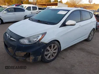 2013 Hyundai Accent SE z VIN KMHCU5AE8DU090226, wystawiony jako IAAI lot #41652307 z przebiegiem 235 459 mil mil oraz . Historia ofert i sprzedaży dostępna na DreamBid. Obrazek 2.