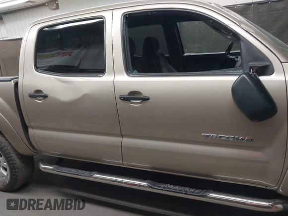 2005 Toyota Tacoma PreRunner z VIN 5TEJU62N65Z094557, wystawiony jako IAAI lot #41990607 z przebiegiem 109 219 mil mil oraz . Historia ofert i sprzedaży dostępna na DreamBid. Obrazek 13.