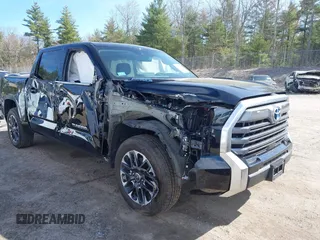 2024 Toyota Tundra Limited Hybrid z VIN 5TFJC5DB5RX045220, wystawiony jako IAAI lot #42150893 z przebiegiem 7 995 mil mil oraz . Historia ofert i sprzedaży dostępna na DreamBid. Obrazek 1.