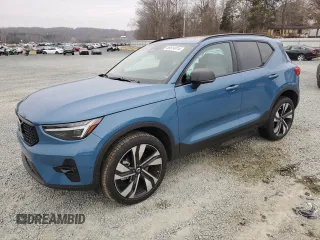2024 Volvo XC40 Ultimate Dark Theme z VIN YV4L12UM9R2300802, wystawiony jako Copart lot #87447174 z przebiegiem 7485 mil mil oraz Szkoda całkowita • Salvage title. Historia ofert i sprzedaży dostępna na DreamBid. Obrazek 1.