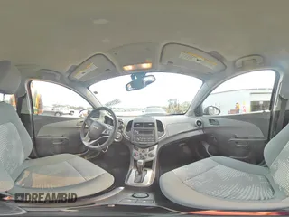 2016 Chevrolet Sonic LS z VIN 1G1JA5SH1G4103182, wystawiony jako Copart lot #59205495 z przebiegiem 107 537 mil mil oraz Szkoda całkowita • Salvage title. Historia ofert i sprzedaży dostępna na DreamBid. Obrazek 14.