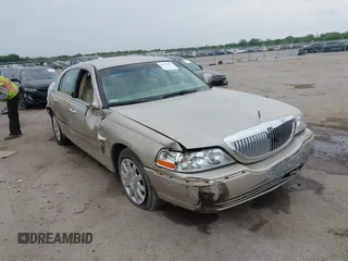 2009 Lincoln Town Car Signature Limited z VIN 2LNHM82V19X631610, wystawiony jako IAAI lot #42074205 z przebiegiem Nie podano mil oraz . Historia ofert i sprzedaży dostępna na DreamBid. Obrazek 1.