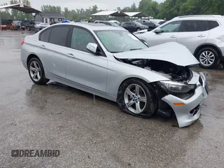 2013 BMW 3 Series 328i xDrive z VIN WBA3B5G56DNS05222, wystawiony jako IAAI lot #42351739 z przebiegiem 98 399 mil mil oraz . Historia ofert i sprzedaży dostępna na DreamBid. Obrazek 1.