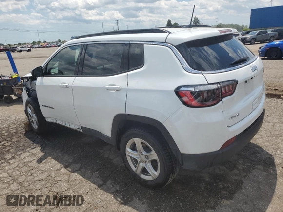 2023 Jeep Compass Latitude z VIN 3C4NJDBN9PT552970, wystawiony jako Copart lot #63489905 z przebiegiem 61 045 mil mil oraz Czysty tytuł • Clean title. Historia ofert i sprzedaży dostępna na DreamBid. Obrazek 2.