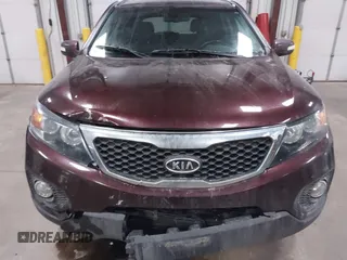2013 Kia Sorento EX z VIN 5XYKUDA29DG313777, wystawiony jako IAAI lot #41574912 z przebiegiem 120 003 mil mil oraz . Historia ofert i sprzedaży dostępna na DreamBid. Obrazek 12.