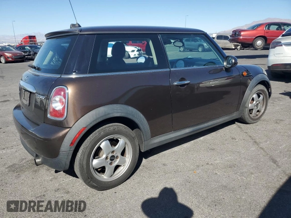 2011 MINI Hardtop z VIN WMWSU3C55BT094204, wystawiony jako Copart lot #53994195 z przebiegiem 132 938 mil mil oraz Tytuł czysty. Historia ofert i sprzedaży dostępna na DreamBid. Obrazek 3.