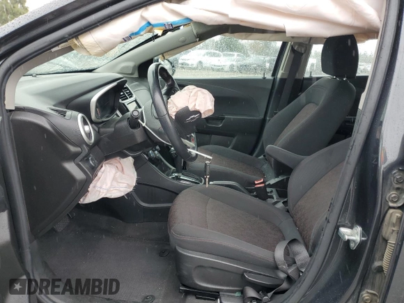 2018 Chevrolet Sonic LT z VIN 1G1JD6SGXJ4100342, wystawiony jako Copart lot #49188795 z przebiegiem 92 254 mil mil oraz Szkoda całkowita • Salvage title. Historia ofert i sprzedaży dostępna na DreamBid. Obrazek 7.