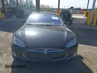 2014 Tesla Model S 60 z VIN 5YJSA1H19EFP45024, wystawiony jako IAAI lot #41960222 z przebiegiem 108 573 mil mil oraz . Historia ofert i sprzedaży dostępna na DreamBid. Obrazek 13.