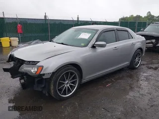 2013 Chrysler 300 S z VIN 2C3CCABT5DH660784, wystawiony jako IAAI lot #42308116 z przebiegiem 150 587 mil mil oraz . Historia ofert i sprzedaży dostępna na DreamBid. Obrazek 2.