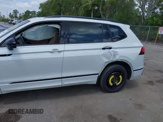 2022 Volkswagen Tiguan SE R-Line Black z VIN 3VVCB7AX5NM138604, wystawiony jako IAAI lot #42104933 z przebiegiem 31 489 mil mil oraz . Historia ofert i sprzedaży dostępna na DreamBid. Obrazek 6.