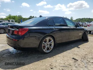 2015 BMW 7 Series 740i z VIN WBAYA6C59FD826788, wystawiony jako Copart lot #55747215 z przebiegiem 134 960 mil mil oraz Szkoda całkowita • Salvage title. Historia ofert i sprzedaży dostępna na DreamBid. Obrazek 3.